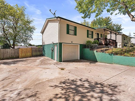 3rd image of 121 Andrea Dr