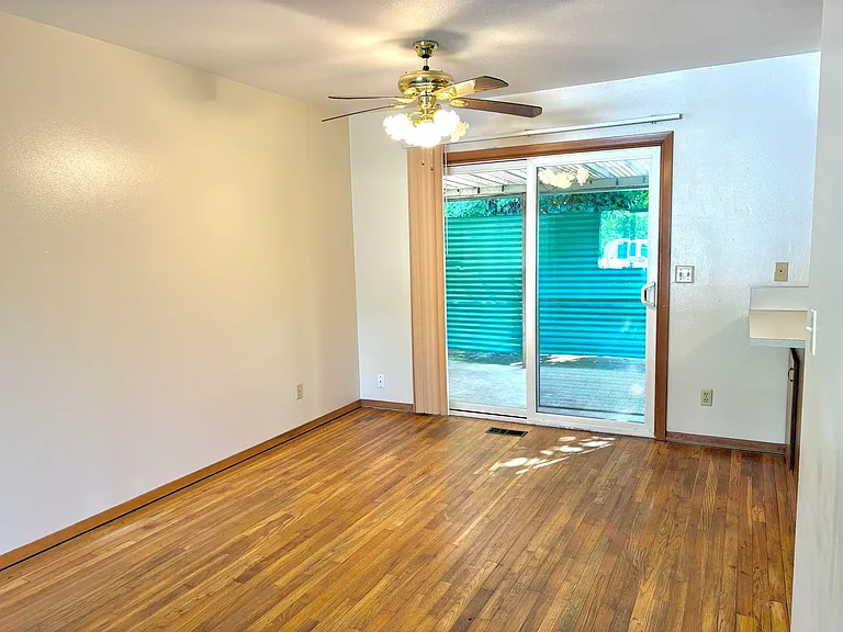 300 Lincoln St — Photo 23