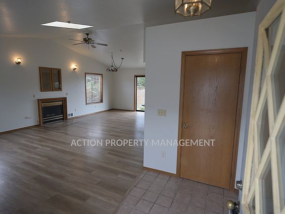 3rd image of 52 Crownview Ln