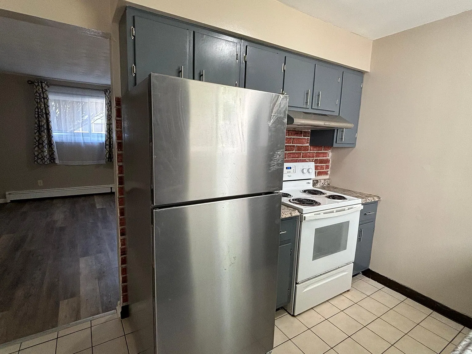 1894 Phillips Ave — Photo 2