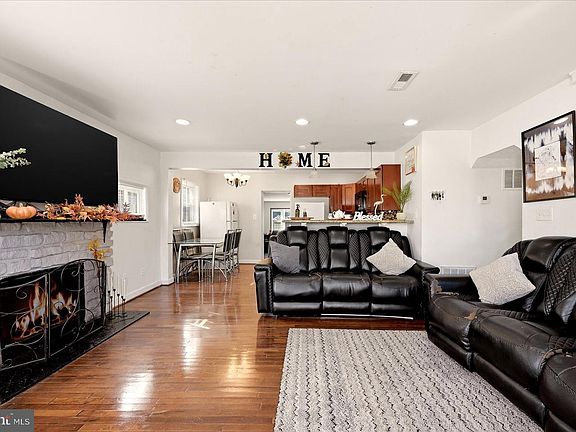 3rd image of 1709 Langley Way