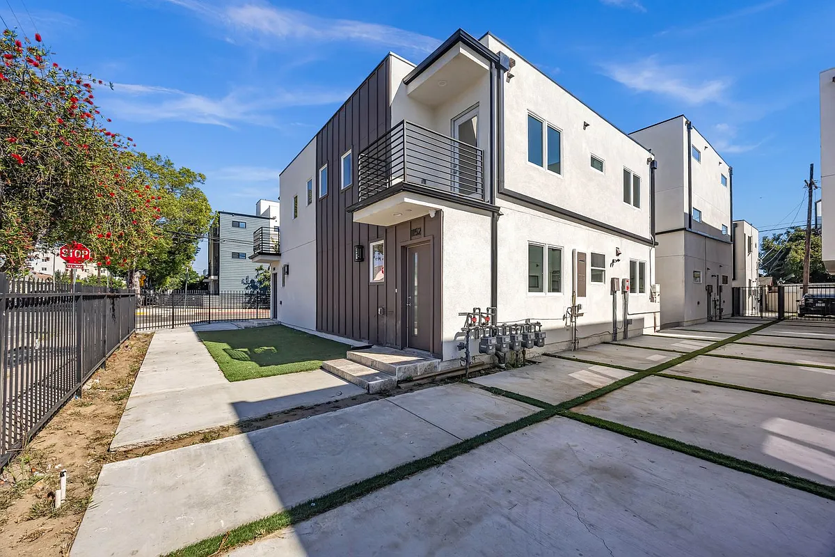 Building Photo - 1150 W 38th St