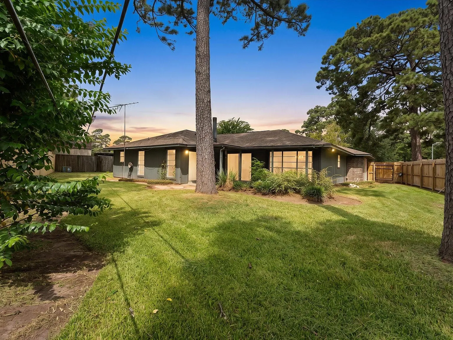 4 bed, 2.0 bath, 1794 sqft, $2,200 — Photo 3