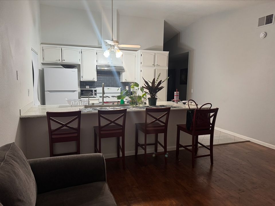 1st image of 1916 E Brookside Dr