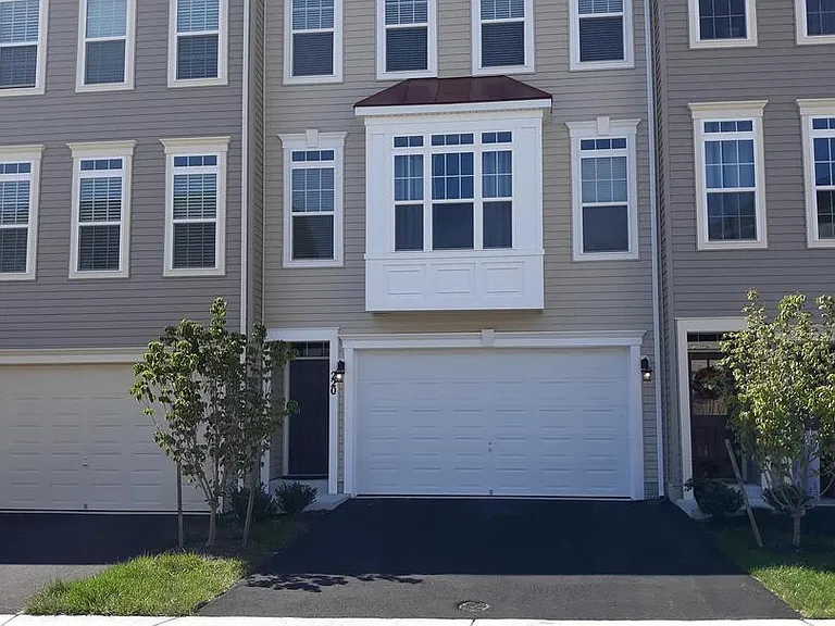 220 Apsley Ter — Photo 1