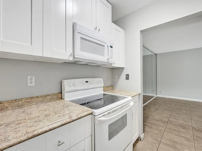 555 SE 8th St #252 — Photo 10