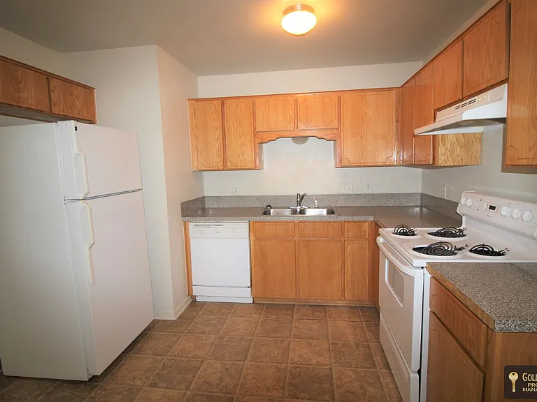 401 W Ave E — Photo 6