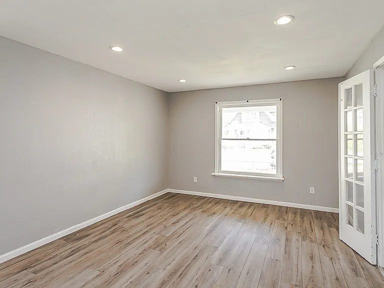 315 Eastern Ave — Photo 9