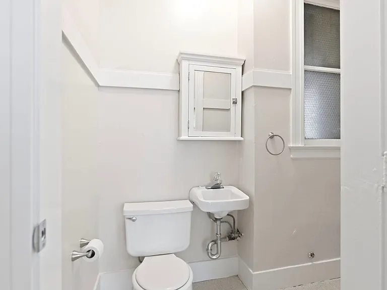 The Townsend Apartments, located at 1029 Oak Street, is a beautiful four-story, historic brick bu... — Photo 31