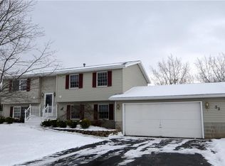 33 Woodstock Ln, Brockport, NY 14420