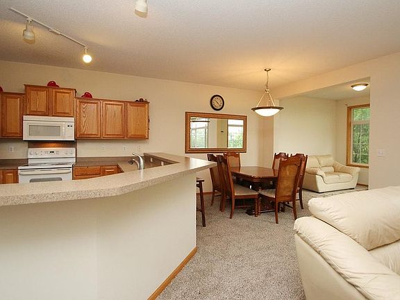 Wonderful flow for family and entertaining