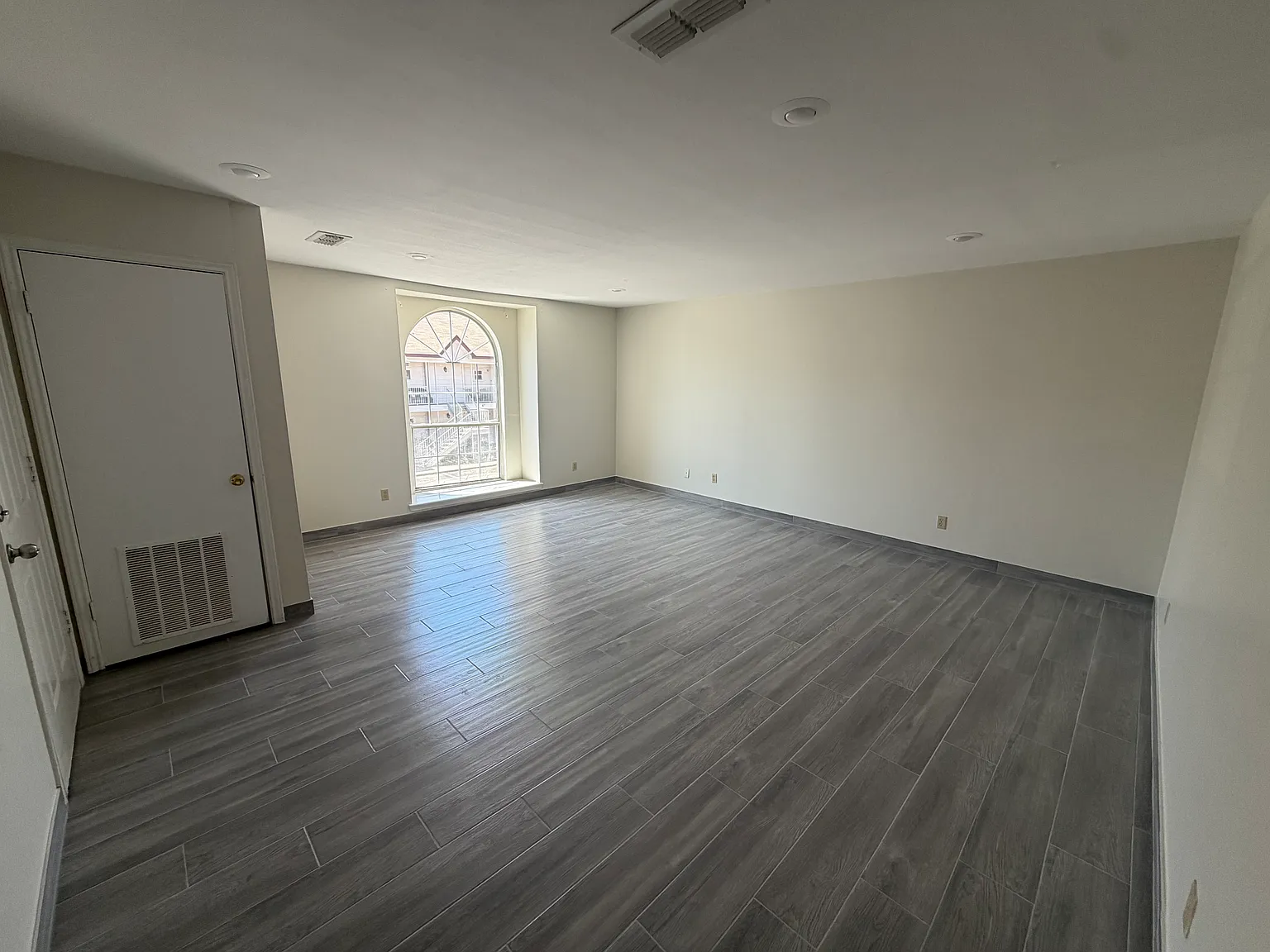 2 bed, 1042 sqft, $1,300 — Photo 1