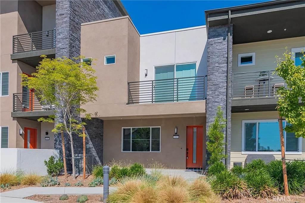 3 bed, 2.5 bath, 1795 sqft, $5,000 — Photo 3