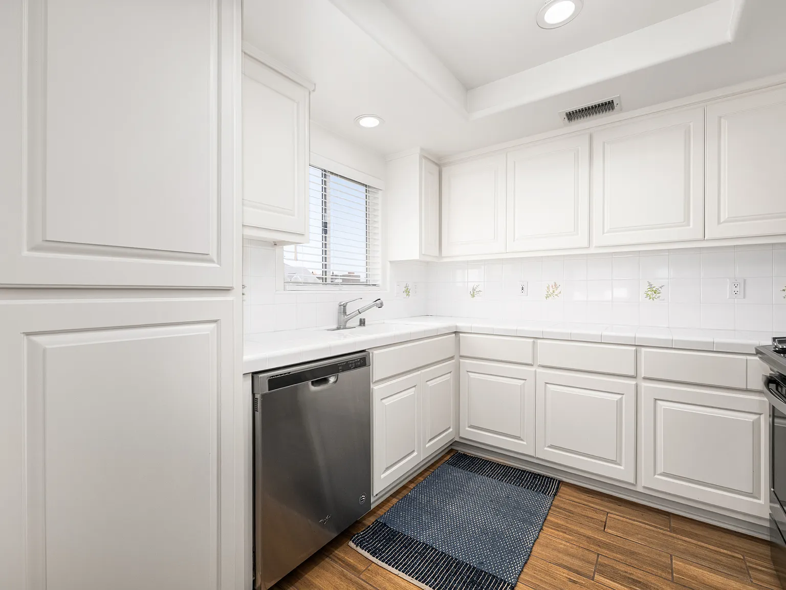 2 bed, $6,000 — Photo 2
