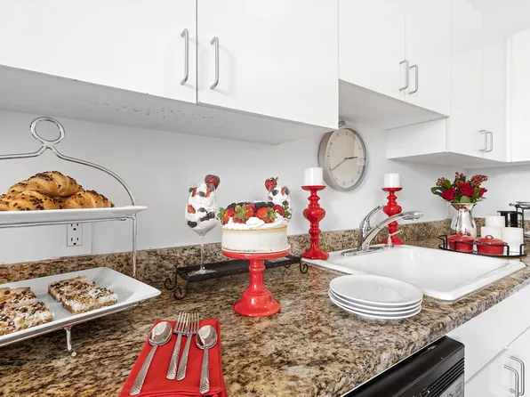 175 East Broadway image 5 of 8