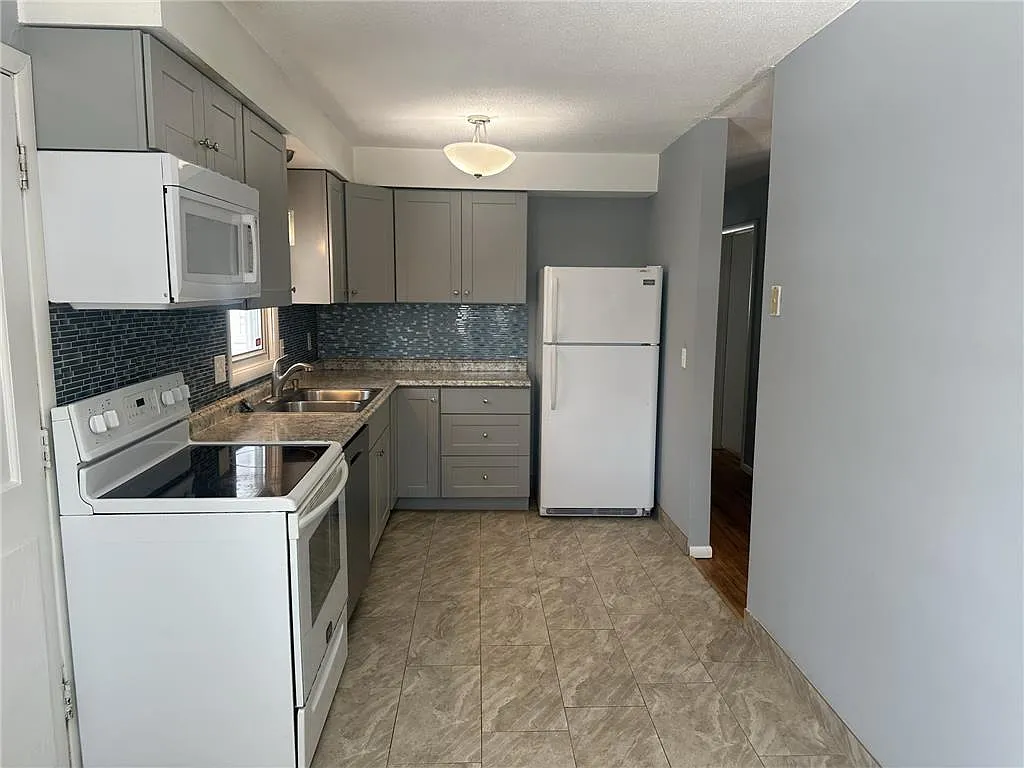 Updated Mpls 3-bed, 1-bath available October 1st — Photo 4