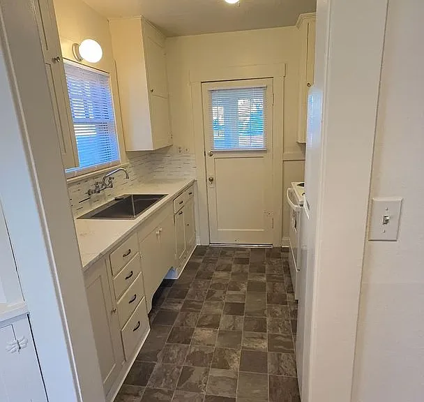 920 W 11th St #1-6 — Photo 4