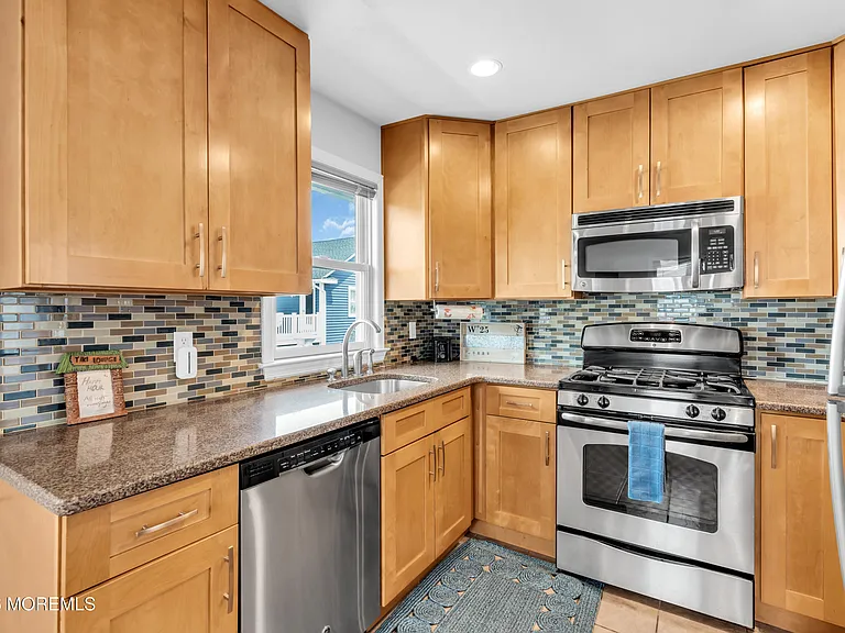27 Arnold Ave — Photo 24