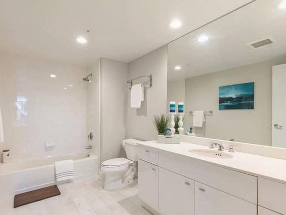 5th image of 403 Main St APT 203