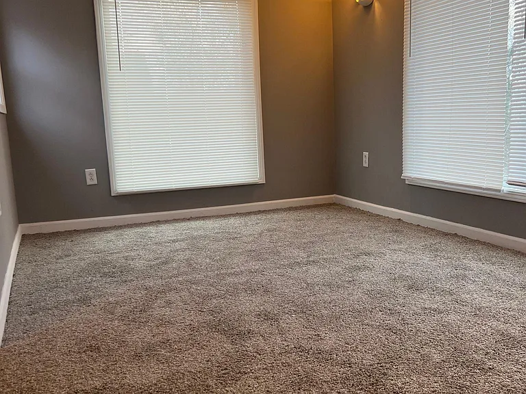 1011 S Greenlawn Ave — Photo 3