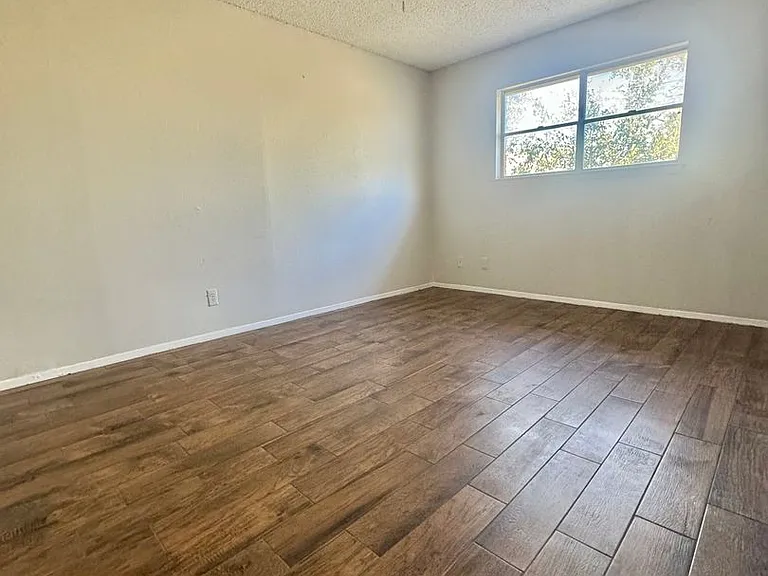 332 Preusser St — Photo 7