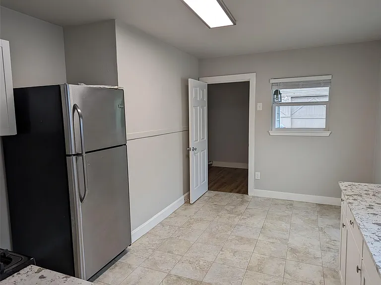 4526 Avenue H — Photo 9