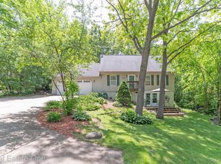 1670 Ridge Rd, White Lake, MI 48383