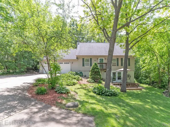 1670 Ridge Rd, White Lake, MI 48383