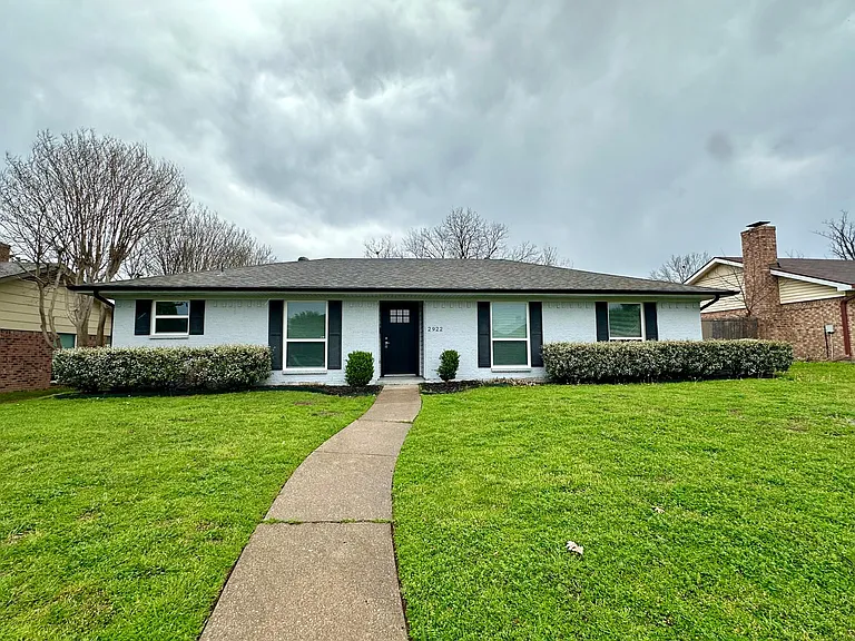 2922 Berkshire Dr — Photo 1
