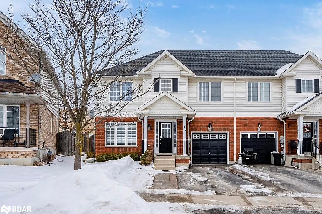 49 Bentley Cres photo 1