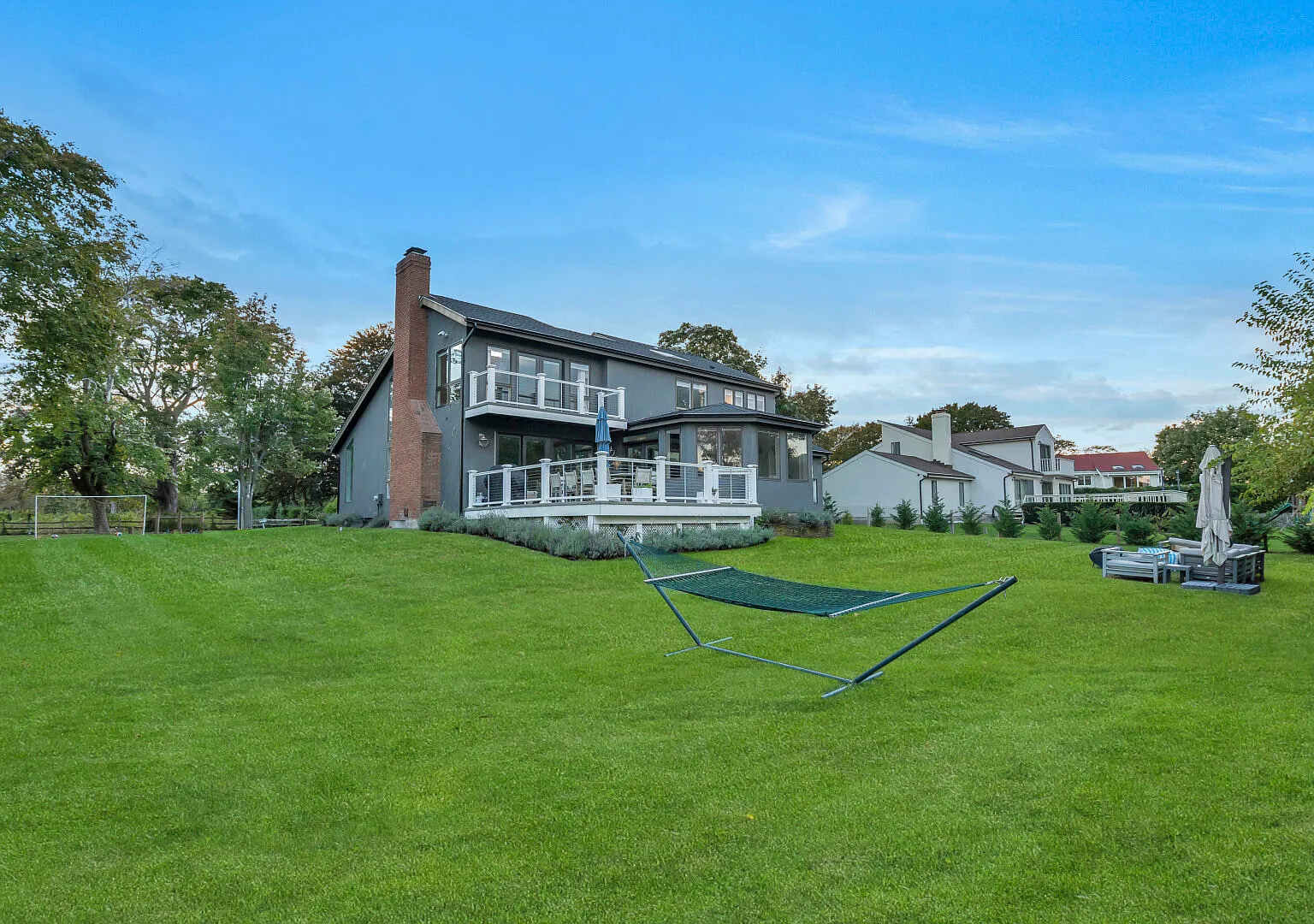 Contemporary Colonial home with pristine Peconic bay views — Photo 1