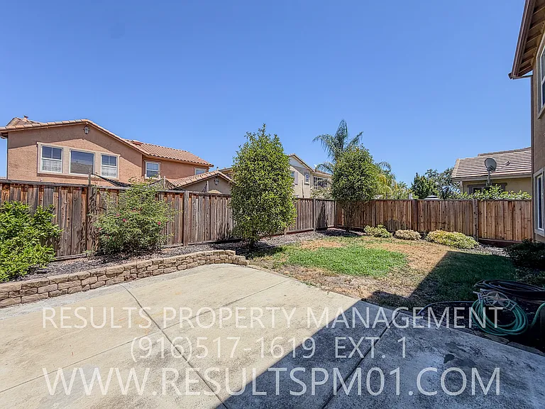 2425 Foxcroft Cir — Photo 40