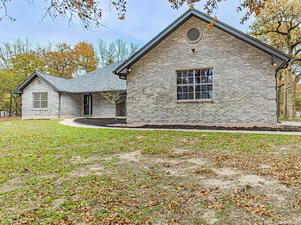 380 Bear Ridge, La Vernia, TX 78121