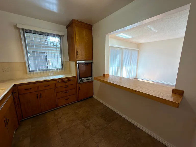 304 E Almond Ave — Photo 5