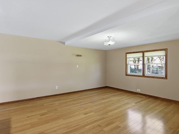 5th image of 323 E Martin St