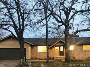 3111 S Saddlerock Rd E, Sand Springs, OK 74063