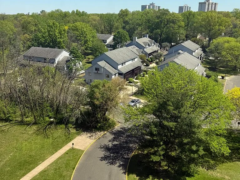 1003 Barclay Towers — Photo 20