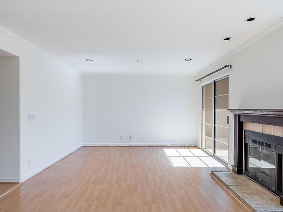 5th image of 420 W Wilson Ave Unit 205