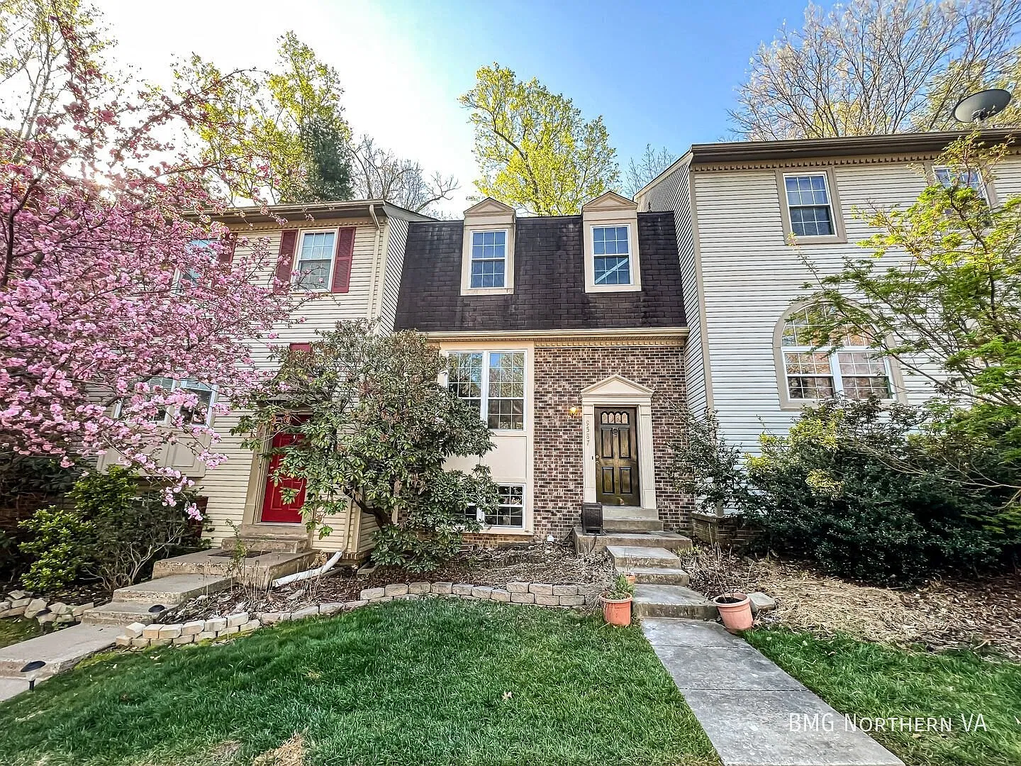 Updated and Upgraded 3BR/2.5BA Dutch Colonial Townhome In Blake Tree Manor — Photo 2