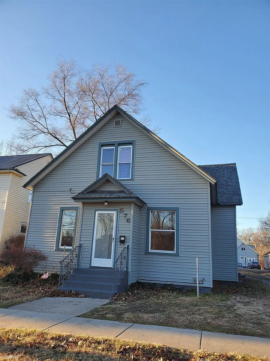 576 Houston Ave photo 1