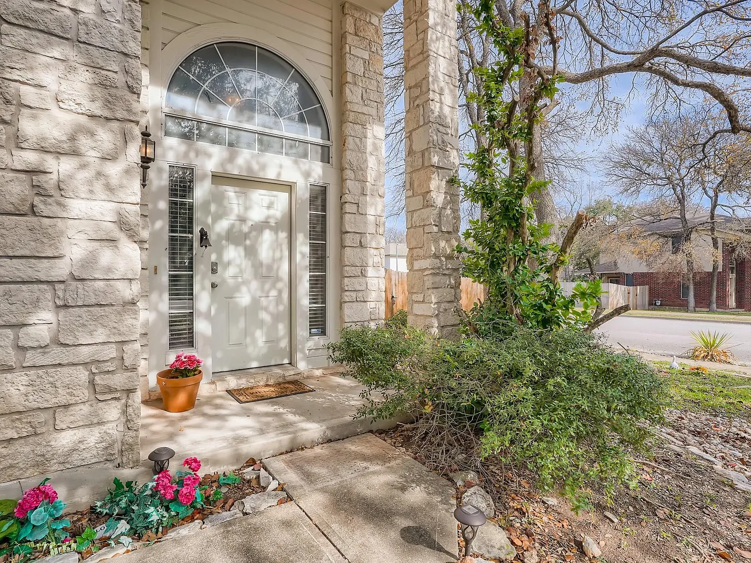 3 bed, 2.5 bath, 1772 sqft, $2,598 — Photo 2