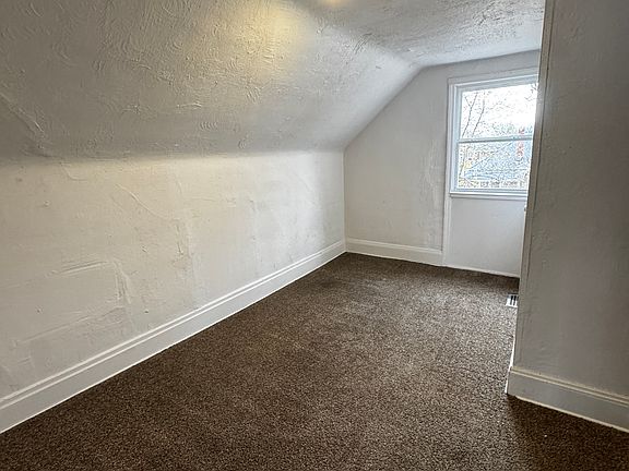 4th image of 140 Hollinger Ave Unit 2