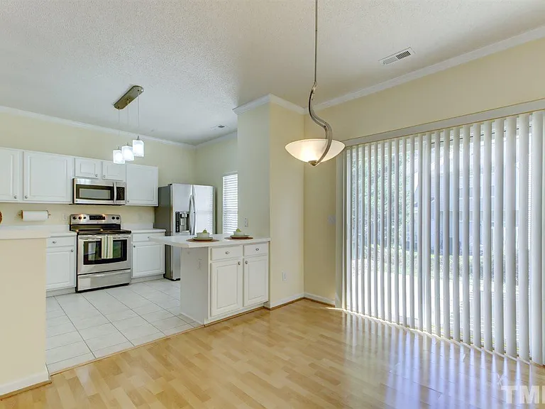 100 Parklane Dr — Photo 5