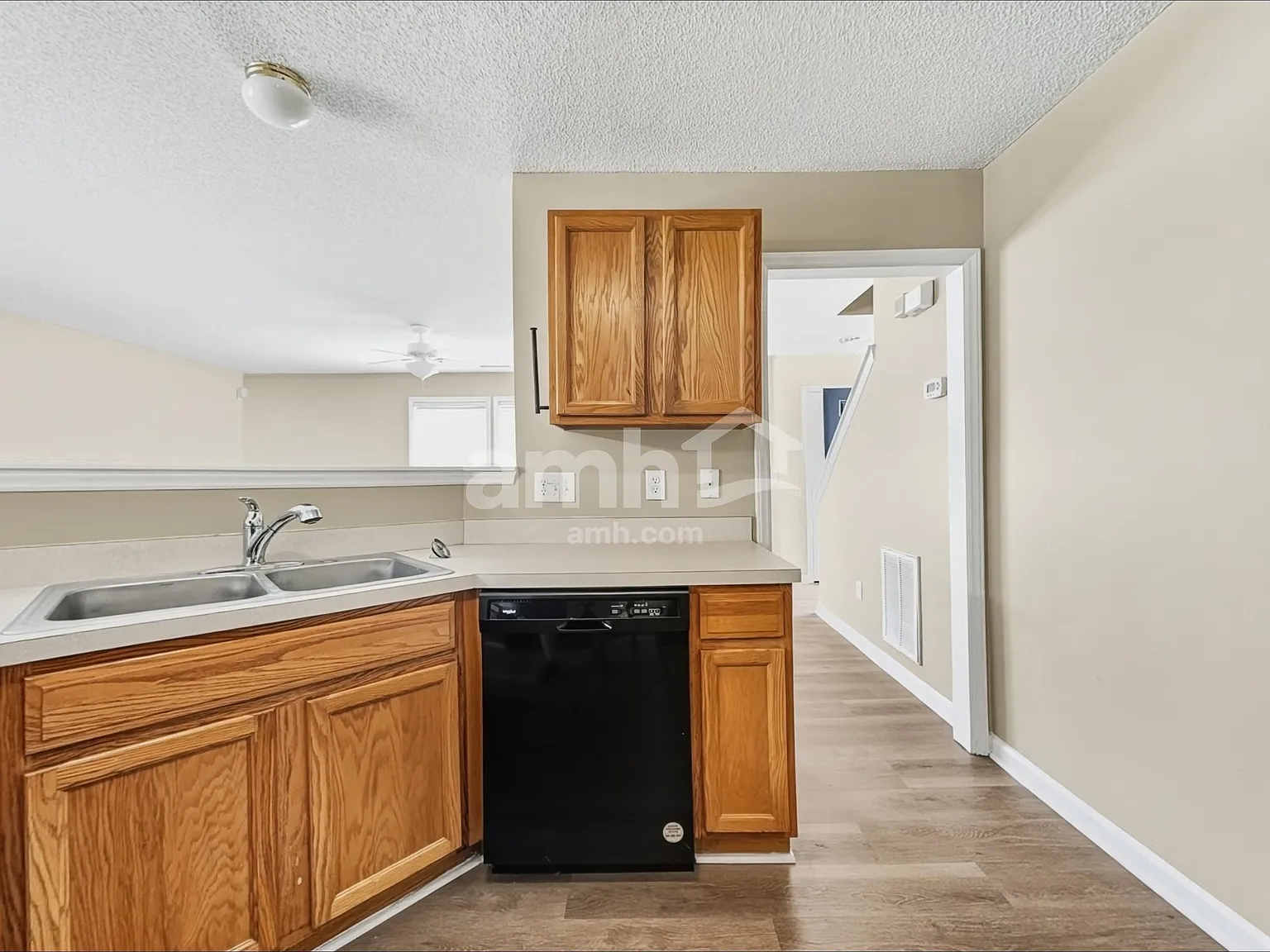 3 bed, 2.5 bath, 1734 sqft, $2,000 — Photo 3