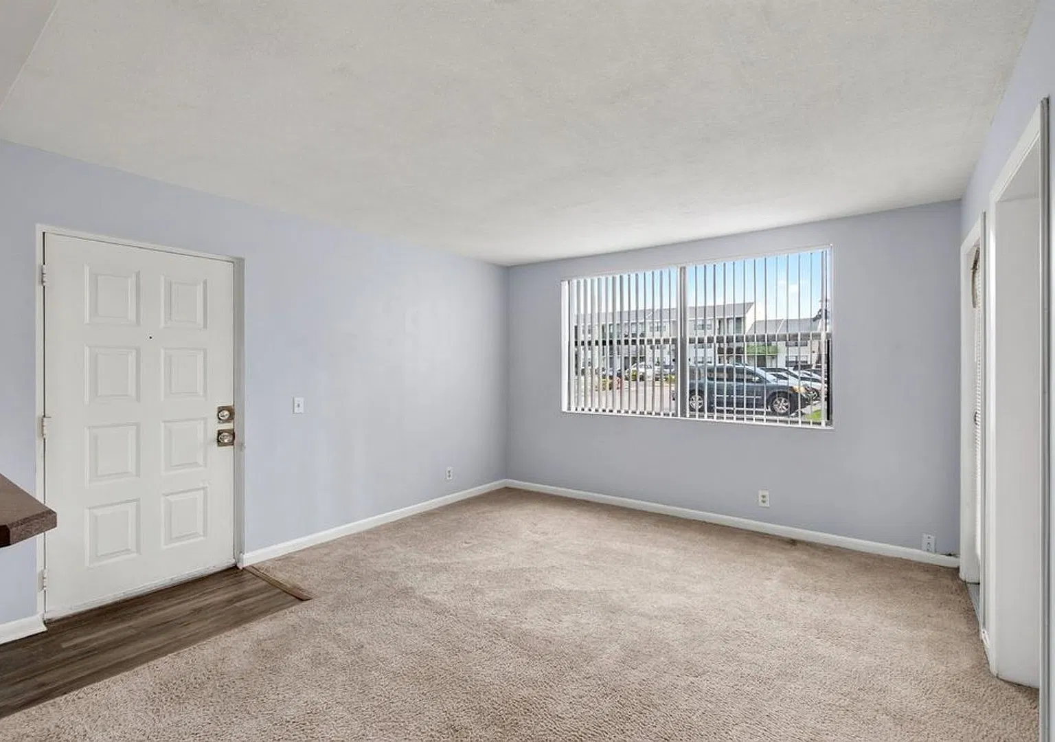 One Bedroom One Bathroom! Waterfront Community! — Photo 3