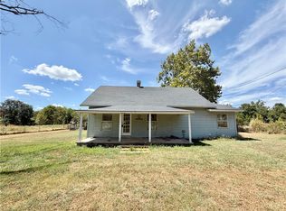 10099 Cherokee Main St, Gentry, AR 72734