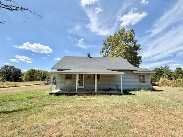 10099 Cherokee Main St, Gentry, AR 72734