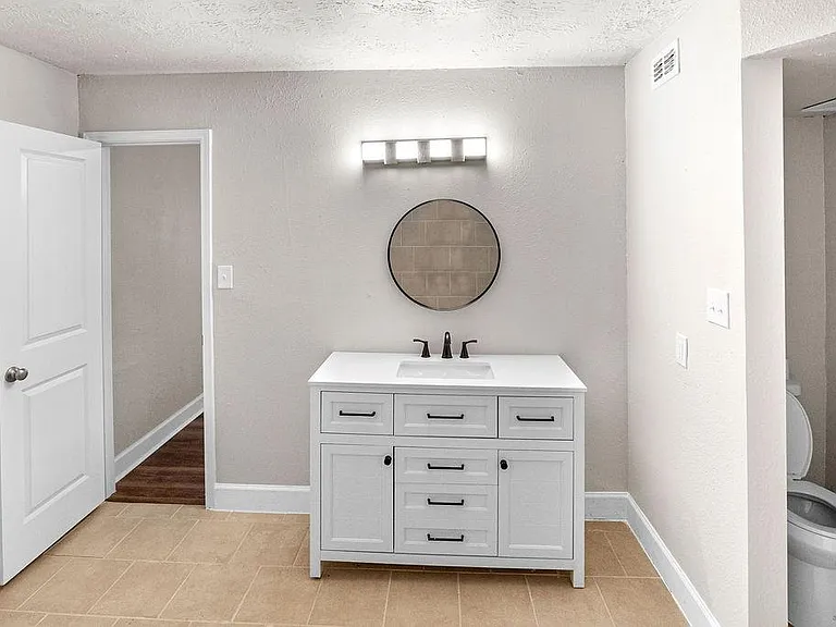 14910 Grassington Dr — Photo 13