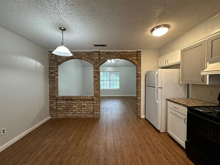 Barbara St 201 — Photo 13