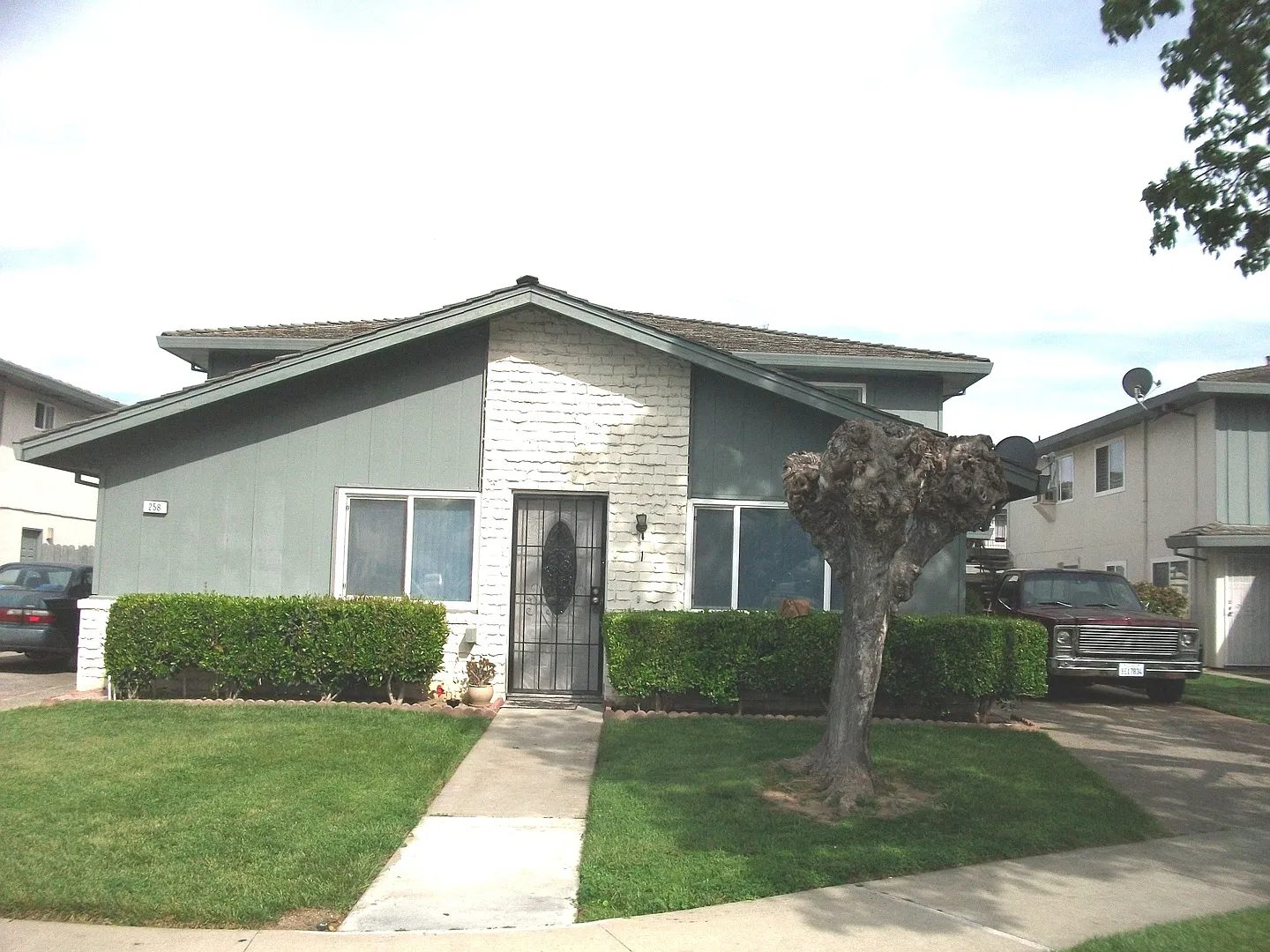 Completely remodeled top floor condo with garage — Photo 1